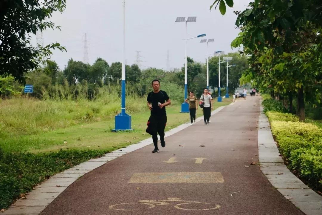 亮閣門窗&孔雀木紋|挑戰(zhàn)極限，五十公里徒步友誼之旅。