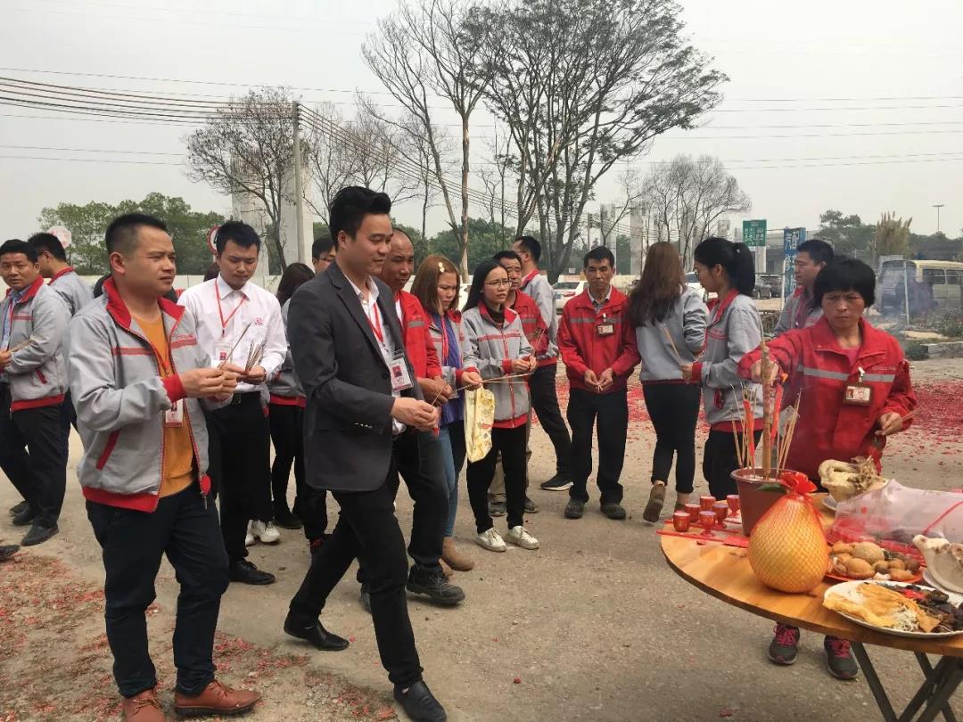 鞭炮聲聲賀新年！亮閣門窗祝大家開工大吉，財(cái)源廣進(jìn)！